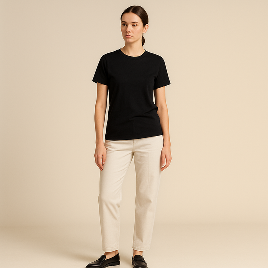 Camiseta negra de manga corta con cuello redondo y corte recto